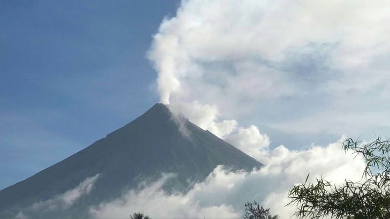 Philippines : un volcan crache cendres et gaz toxiques, des milliers d'évacués