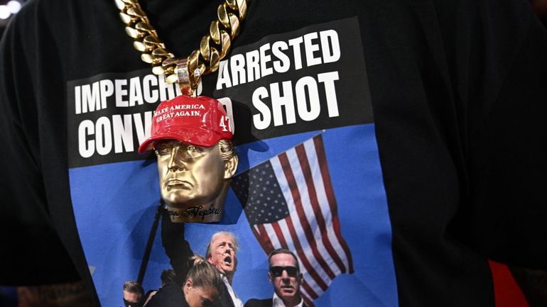 Tee-shirts, mugs, tatouages : l'effigie de Trump, poing levé et oreille ensanglantée, s'imprime sur des produits dérivés