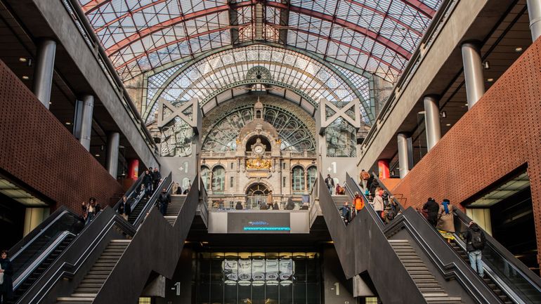 Anvers : la SNCB remplace 15.000 lampes de la gare d'Anvers-Central par des ampoules LED