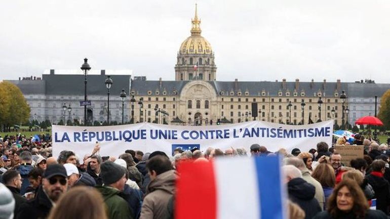 Début de la grande marche contre l'antisémitisme place des Invalides à Paris, sans Emmanuel Macron