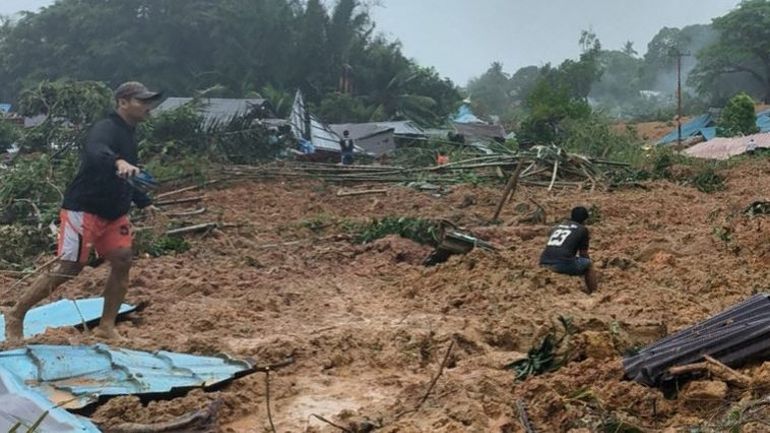 11 morts, des dizaines de disparus dans un glissement de terrain à Riau en Indonésie