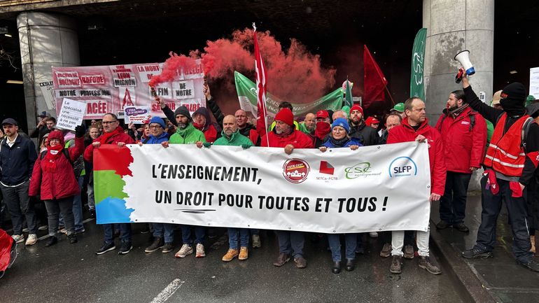 Grève des enseignants : plus d'un millier de personnes déjà présentes à Bruxelles en début de manifestation