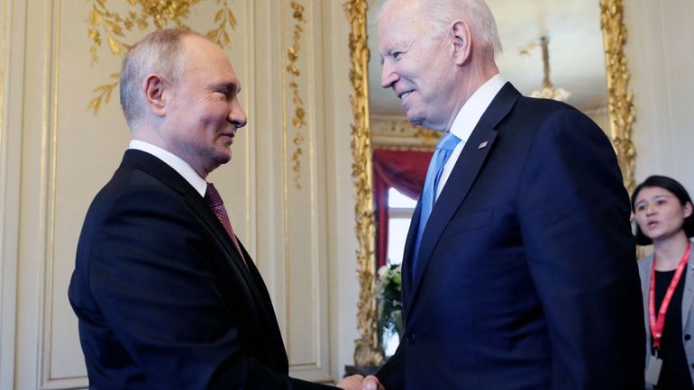 Joe Biden et Vladimir Poutine se sont serrés la main avant d'entamer leurs discussions à Genève