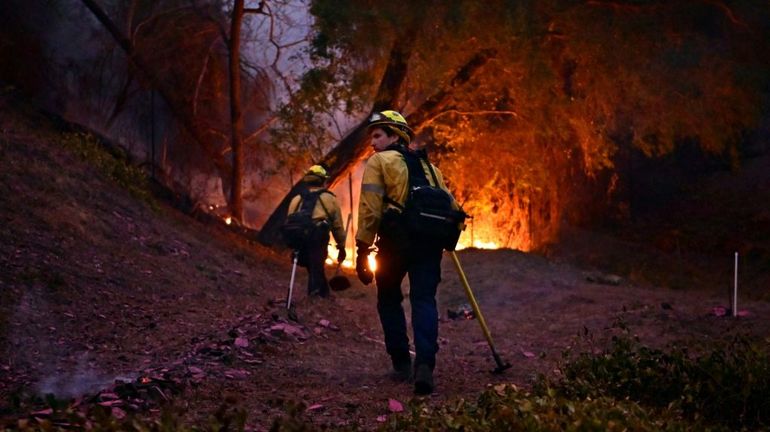 A Los Angeles, les incendies s'étendent, le bilan monte à 16 morts, et Trump pointe 