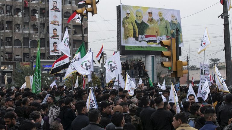 En Irak , des manifestants se sont réunis pour marquer l'anniversaire de l'assassinat de Soleimani par les USA
