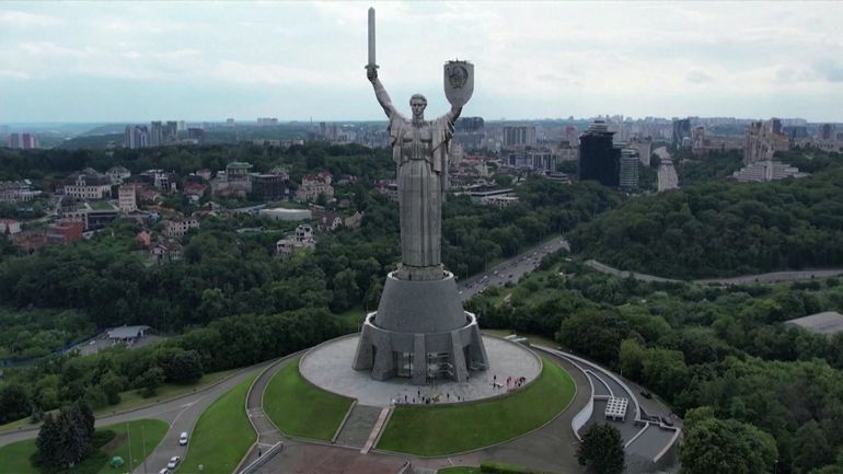 Guerre en Ukraine : la statue de la Mère Patrie, l'une des plus célèbres de Kiev, bientôt privée de ses symboles russes