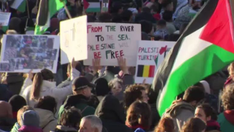 "From the river to the sea" : ce slogan brandi lors des manifestations en soutien à la Palestine fait débat