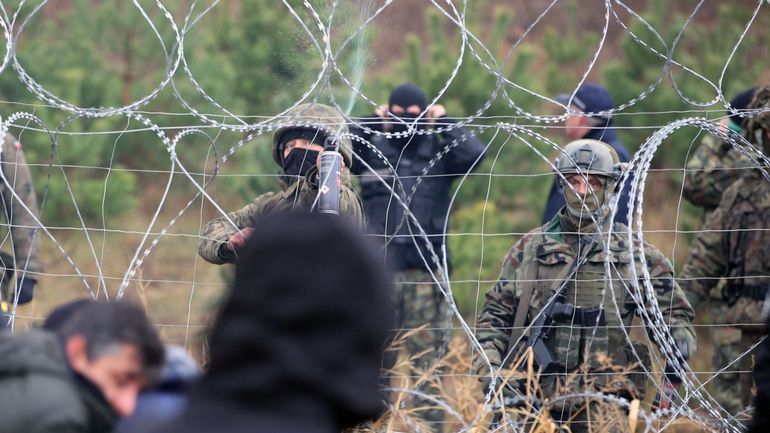 Migrants massés à la frontière: la Biélorussie met en garde la Pologne 