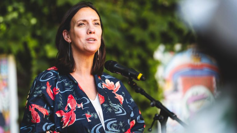 En Avignon, Elisabeth Degryse, ministre présidente de la FWB face aux artistes : faire mieux avec les mêmes moyens