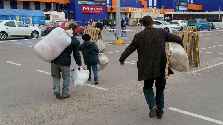 Invasion de l'Ukraine : une colonne de bus avec des habitants de Marioupol arrive à Zaporijjia