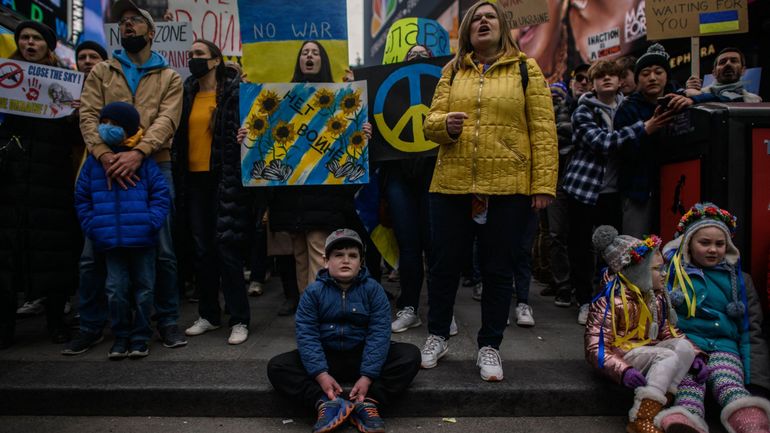 Guerre en Ukraine : à New York, des milliers de partisans de l'Ukraine réclament une intervention occidentale