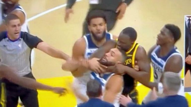 Rudy Gobert étranglé par Draymond Green : l'image folle de la soirée en NBA