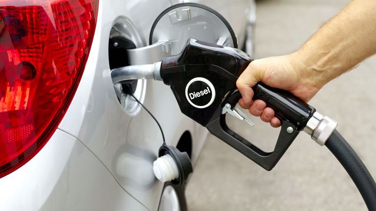 Le prix de l'essence et du diesel baissent pour la première fois depuis des semaines