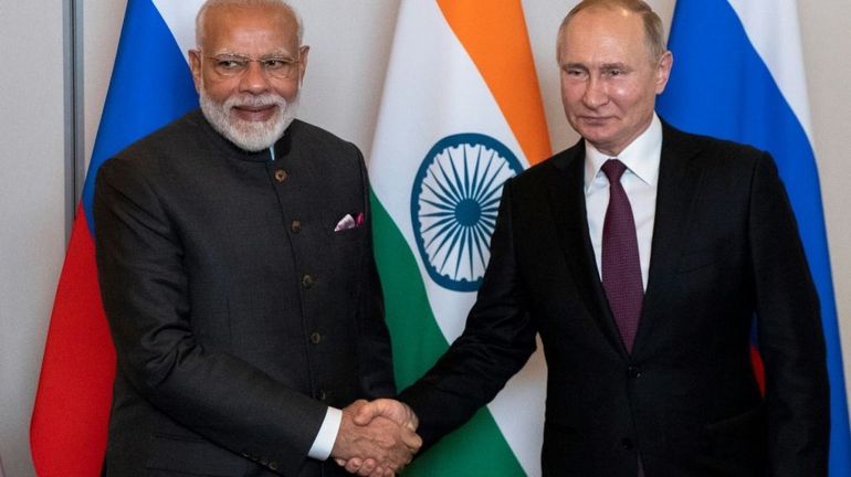Vladimir Poutine à New Delhi pour renforcer les liens militaires et énergétiques avec une Inde courtisée par Washington