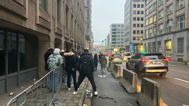 Rue Belliard à Bruxelles: les abords du nouveau centre d'enregistrement des demandeurs d'asile critiqués pour leur inhospitalité