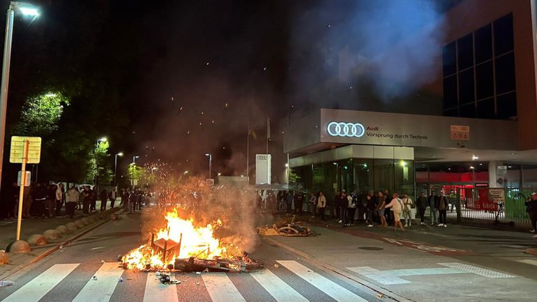 Tensions chez Audi Brussels : plus d'une centaine d'ouvriers bloquent le boulevard devant l'usine