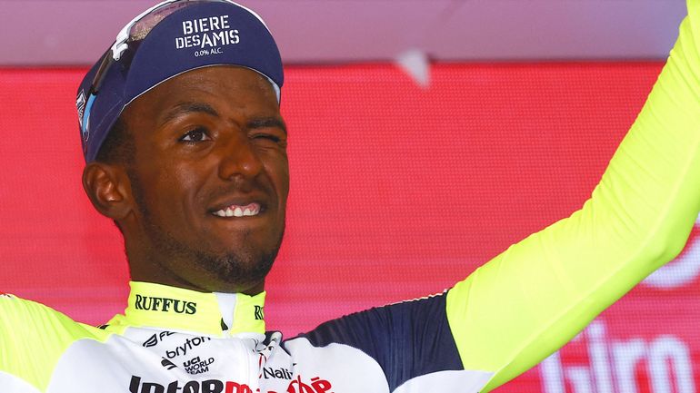 Giro 2022 : Biniam Girmay abandonne après avoir reçu un bouchon de Prosecco dans l'œil