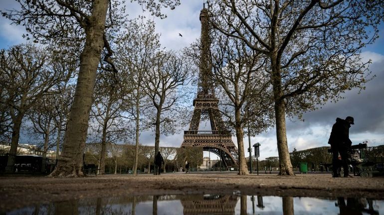 Vive polémique en France après l'annonce du projet de la ville de Paris d'abattre les arbres au pied de la Tour Eiffel