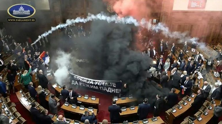 Des fusées éclairantes et gaz lacrymogènes de l'opposition en pleine session du Parlement serbe