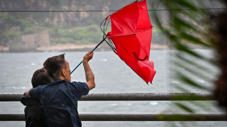 Hong Kong relève l'alerte du super typhon Saola au deuxième niveau le plus élevé