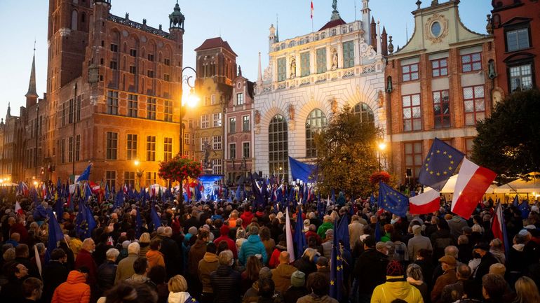 Des dizaines de milliers de Polonais pro Union européenne rassemblés dans la rue