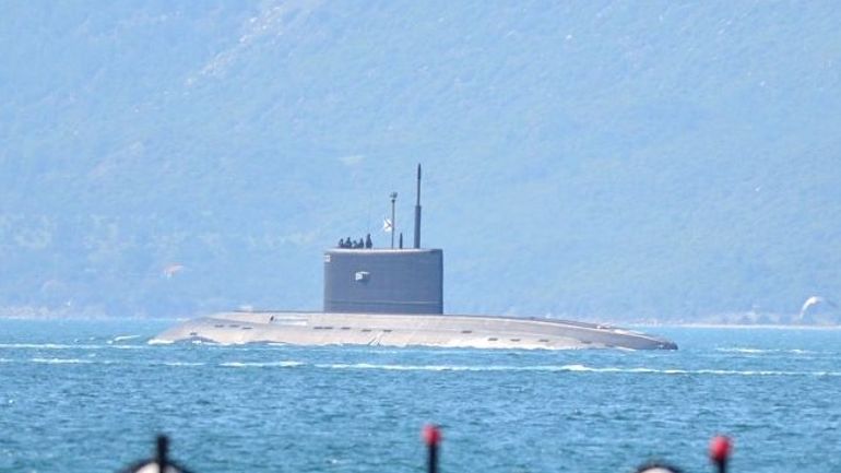 Un sous-marin russe équipé de missiles de croisière est passé dimanche au large de la Côte belge... sous bonne escorte