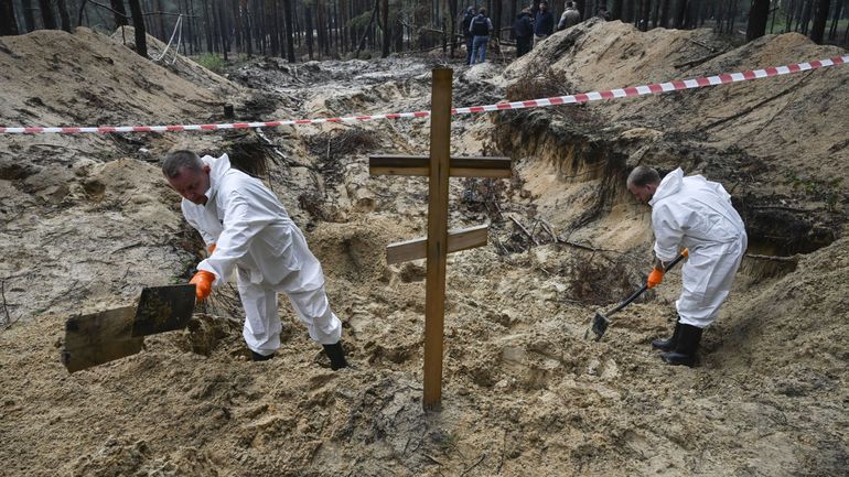 Guerre en Ukraine : au moins un corps avec les mains liées exhumé près d'Izioum