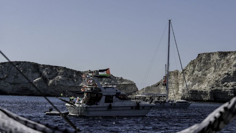 La flottille pour Gaza, "encerclée par des navires de guerre israéliens" selon les militants à bord, est sommée de changer de cap