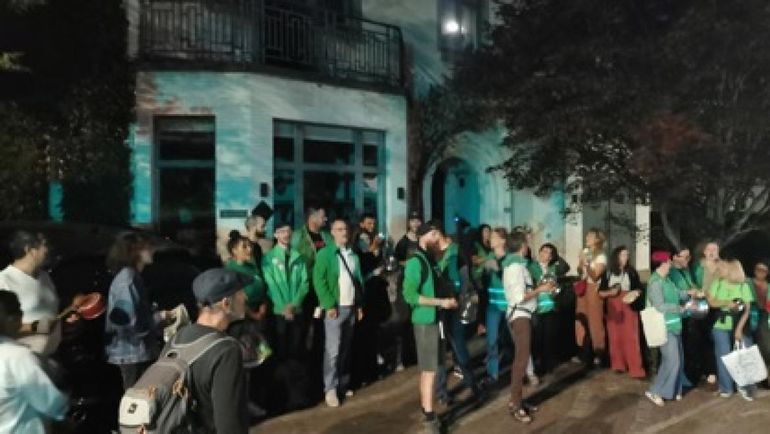 Des membres de la CNE-CSC au domicile d'Yvan Verougstraete (Les Engagés) contre la modification du travail de nuit