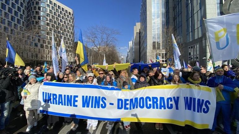 Des milliers de personnes dans les rues de Bruxelles contre l'invasion russe en Ukraine