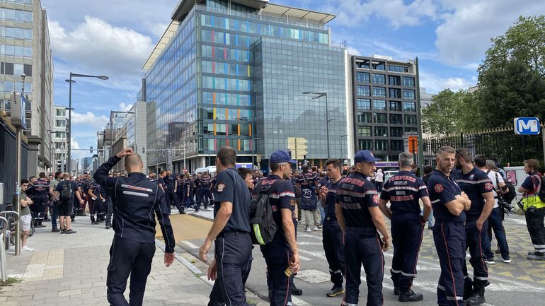 Les pompiers se rassemblent à Bruxelles contre la réduction de leurs heures de garde