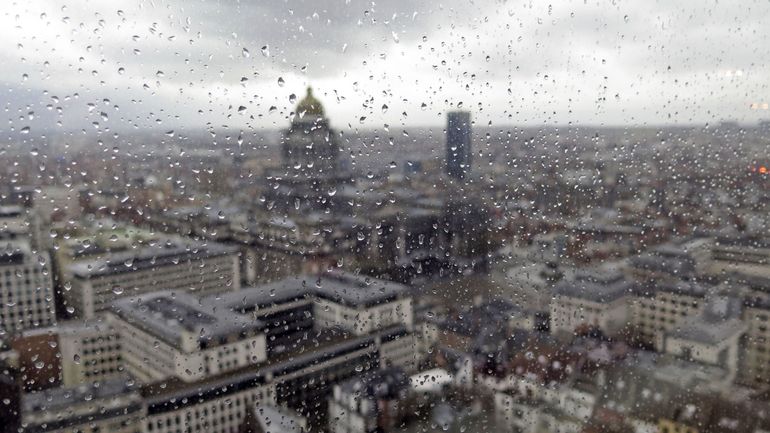 Alerte jaune de l'IRM pour d'abondantes précipitations, le 1722 temporairement activé