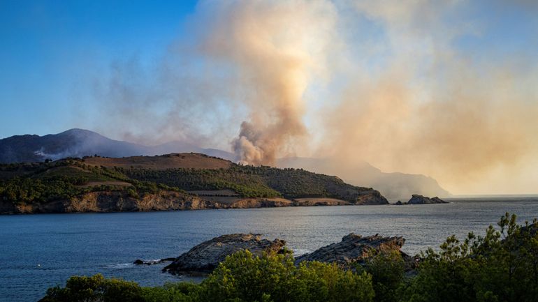 Incendies en Espagne : le vent empêche la stabilisation de l'incendie à la frontière avec la France, plus de 130 personnes évacuées