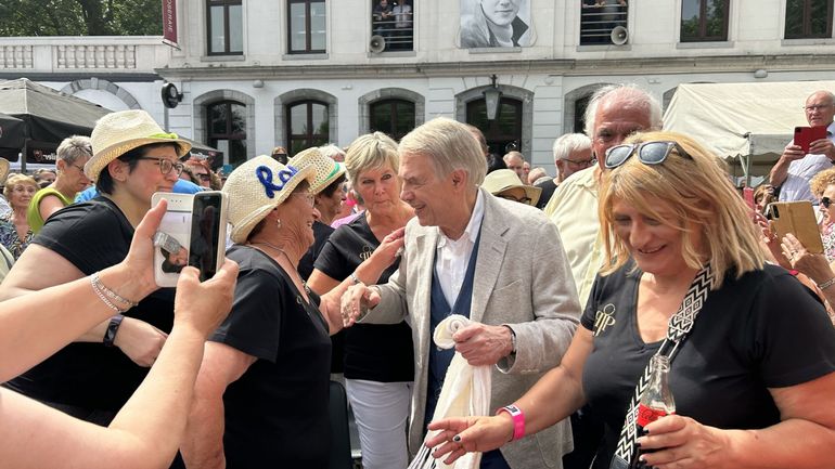 Jemappes : Salvatore Adamo est revenu dans le parc de sa jeunesse pour l’inauguration d’une roseraie à son nom