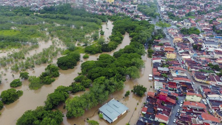 Brésil : des pluies torrentielles font 18 morts, et déplacent 35.000 personnes