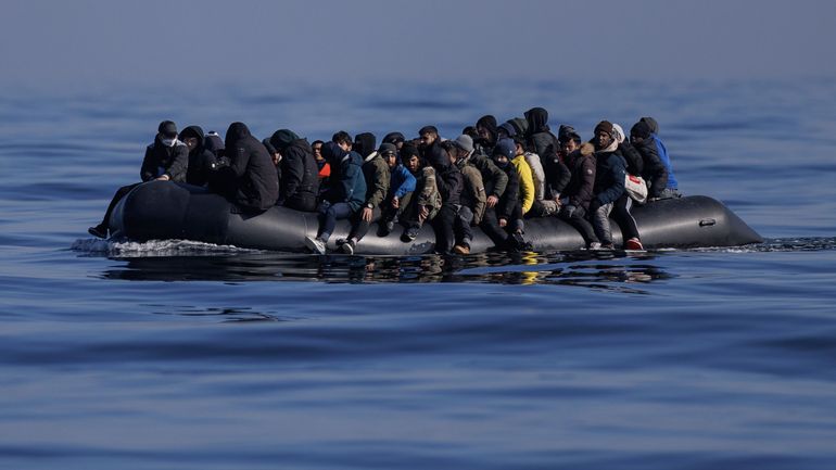 Asile et migration : un nombre record de migrants traversent la Manche pour se rendre en Grande-Bretagne