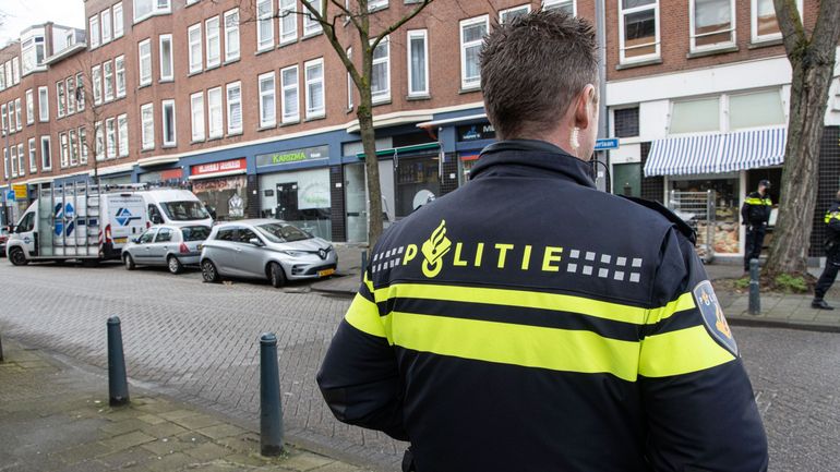 Pays-Bas : neutralisé par la police, l'homme qui avait visé des passants avec une arbalète est dans le coma