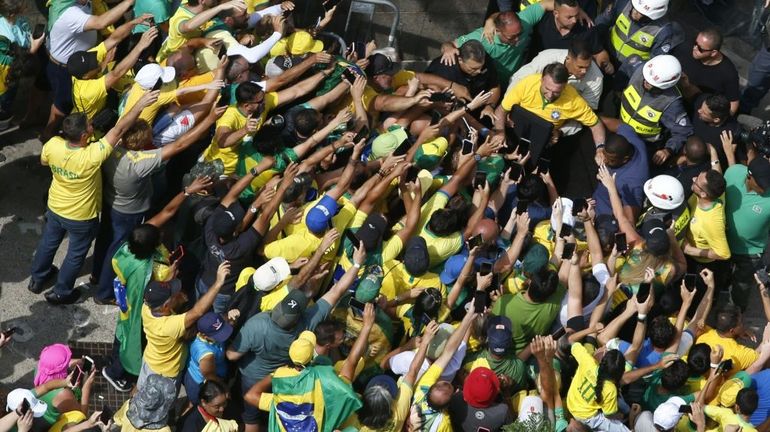 Brésil : des milliers de partisans de l'ancien président Bolsonaro dans la rue en pleine tempête judiciaire