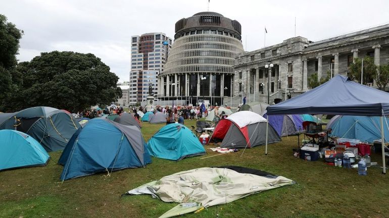 Nouvelle-Zélande : le campement anti-vaccin prend de l'ampleur devant le Parlement