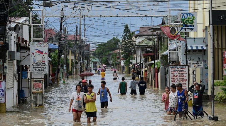 La tempête Nalgae frappe Manille et s'éloigne des Philippines