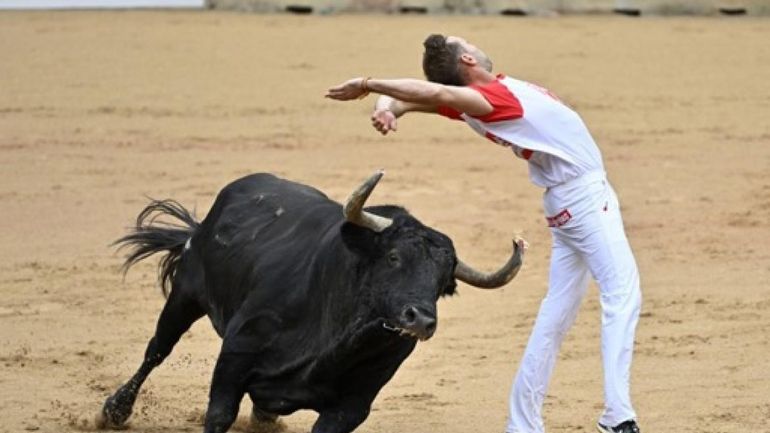 Espagne: une course de taureaux à Pampelune fait huit blessés, dont quatre coureurs encornés