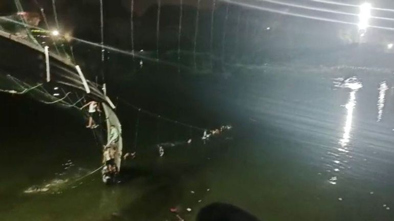 Un pont suspendu s'effondre en Inde, au moins 60 personnes seraient décédées