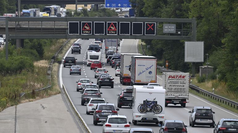 Chassé-croisé des vacances : embarras de circulation en France, avec déjà 250 km de bouchons, et en Allemagne