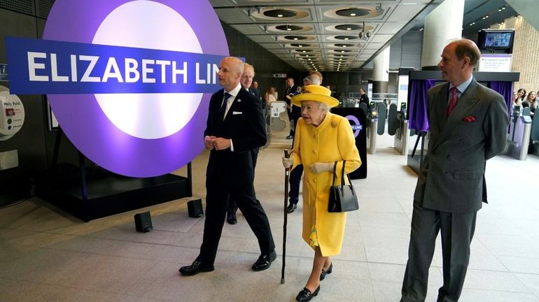 Londres : visite surprise de la reine Elizabeth II pour inaugurer une ligne de métro portant son nom