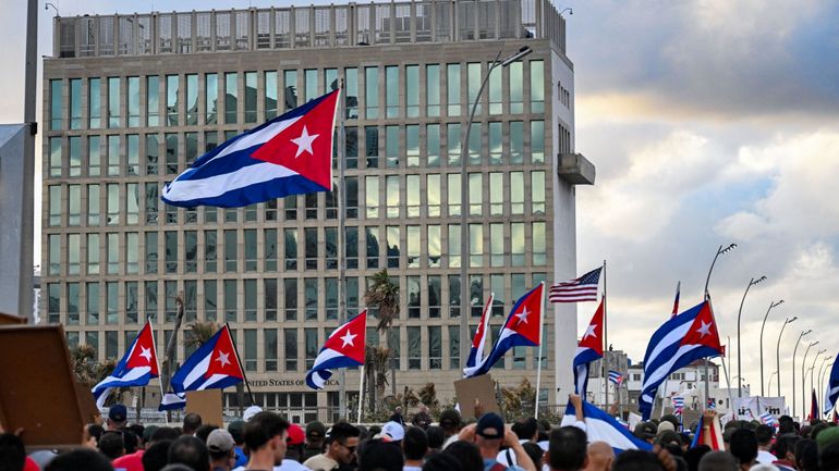 Cuba : des milliers de personnes manifestent contre l'embargo devant l'ambassade américaine
