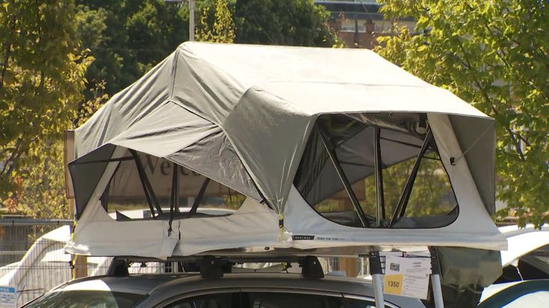 Faire du camping sur sa voiture, la tente de toit est de plus en plus prisée