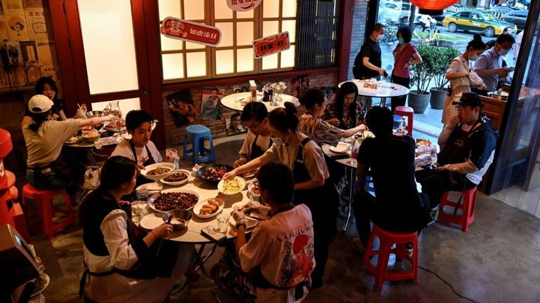 Coronavirus en Chine : les Pékinois fêtent la réouverture des restaurants