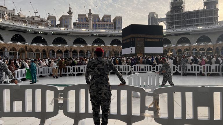 Islam : sous une forte chaleur, des centaines de milliers de pèlerins présents au premier jour du hajj à La Mecque