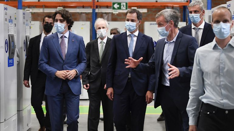 Vaccin anti-coronavirus : le Premier ministre canadien Justin Trudeau s'est rendu avec Alexander De Croo au site Pfizer de Puurs
