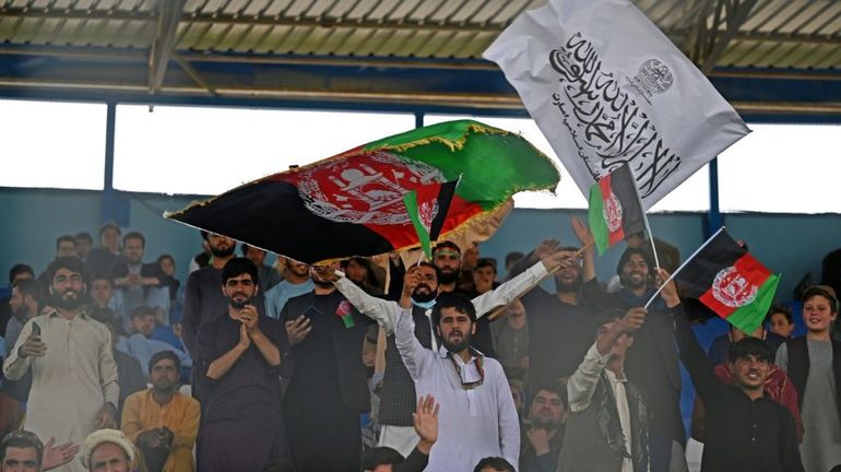 Les drapeaux afghan et taliban réunis le temps d'un match de cricket à Kaboul